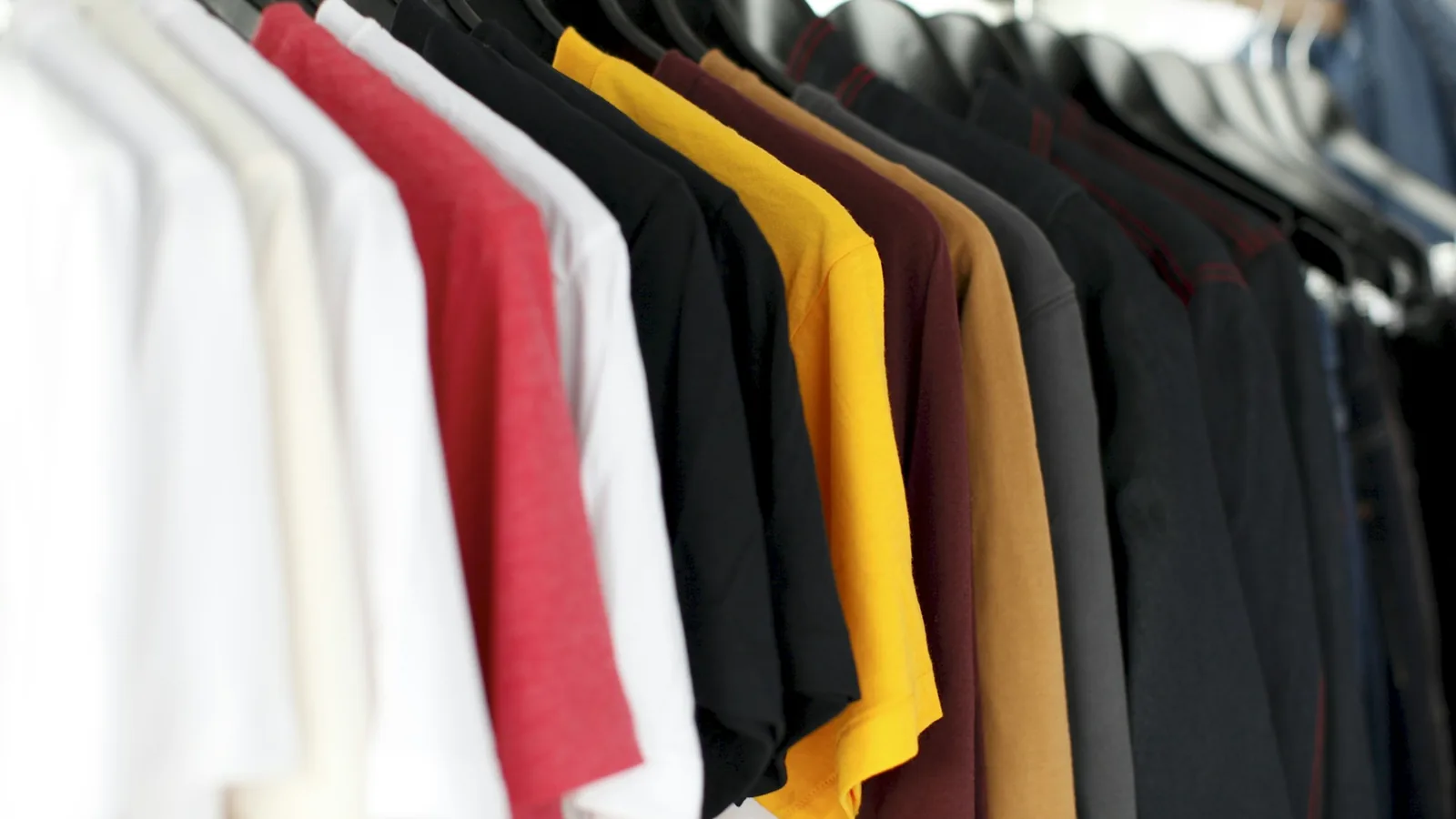 Low-MOQ Clothing Manufacturers: 20 Questions to Ask